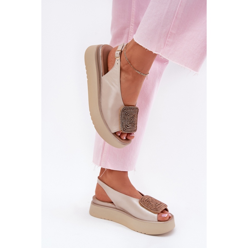 Zazoo 1786 Sandales en cuir féminin sur la plate-forme avec décoration beige nacrée Zazoo 1786 Sandales en cuir féminin sur la plate-forme avec décoration beige nacrée