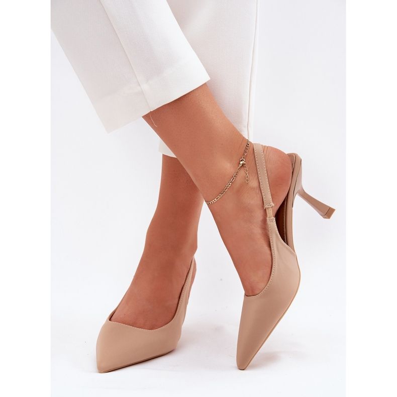 Sandales féminines sur le talon haut beige Sandales féminines sur le talon haut beige
