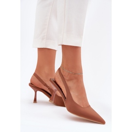 Sandales féminines sur la broche de chameau brun