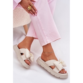 Les tongs en cuir féminin sur la plate-forme avec Chebello 4647 Beige
