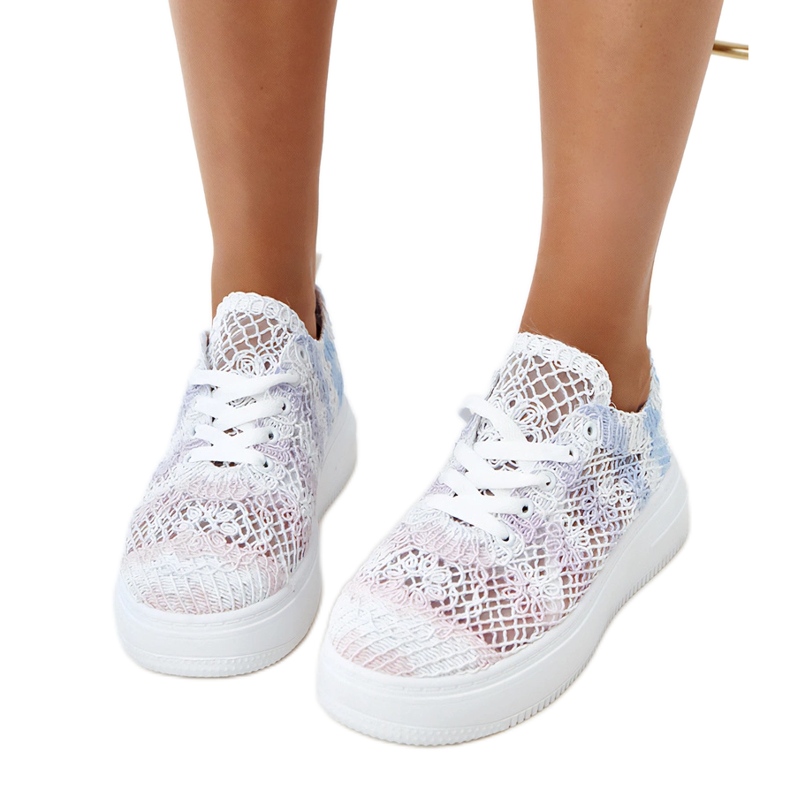 Sneakers ouverts multicolores sur la plate-forme blanche