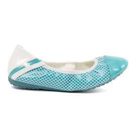 Ballerines bleues avec une passoire blanche
