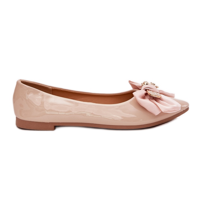 Ballerines peintes avec un arc et une broche dorée beige