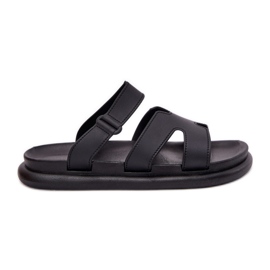 Des pantoufles en caoutchouc pour femmes avec une ceinture noire