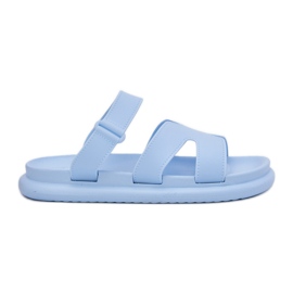Les tongs en caoutchouc des femmes avec une ceinture bleue Les tongs en caoutchouc des femmes avec une ceinture bleue
