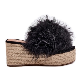Les tongs des femmes avec un coin avec de la fourrure et du noir