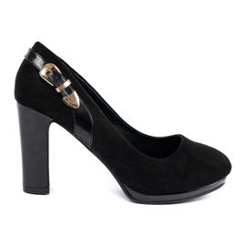 Pompes avec une boucle dorée le noir