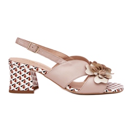 Sandales en cuir féminin sur le poste de fleurs beige Laura Messi 2950