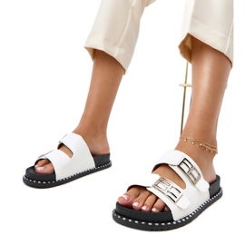 Les tongs blancs sur la plate-forme Blau