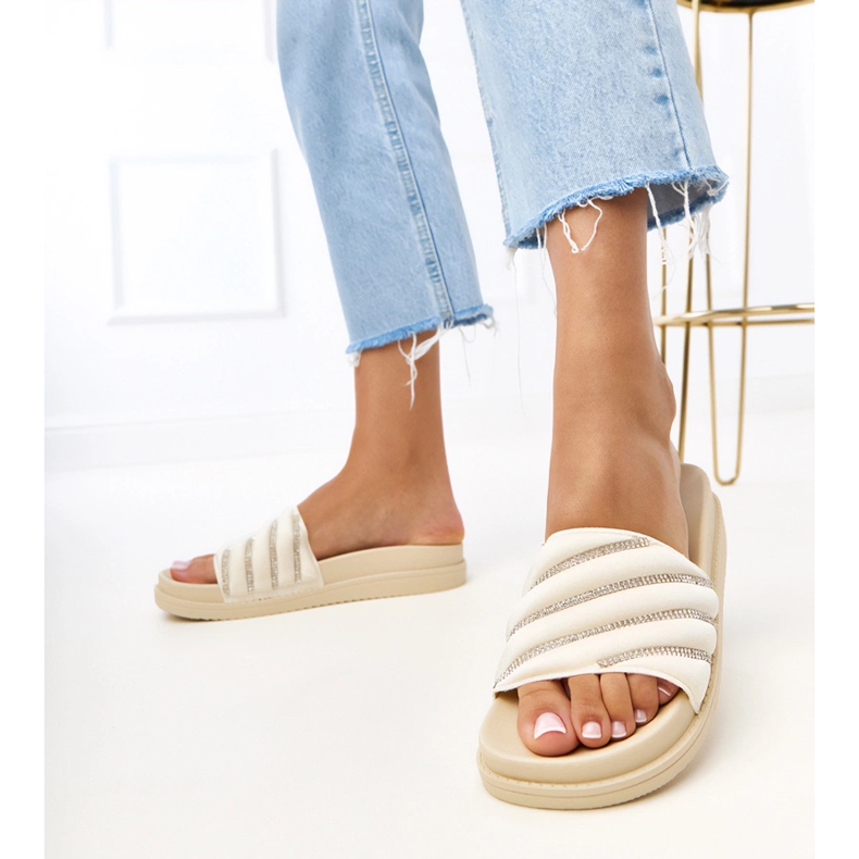 Les tongs beiges avec des zircons Cardon bleu