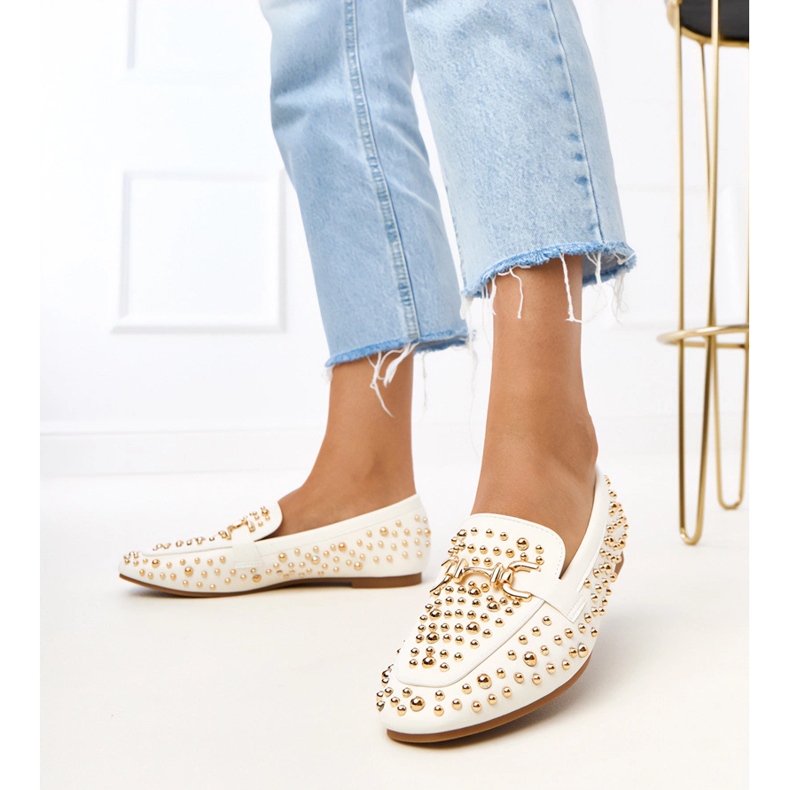 Mocassins blancs décorés de goujons de lea blanche