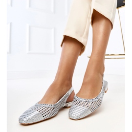 Ballerines d'ouvraves argentées avec un talon de veille exposé Ballerines d'ouvraves argentées avec un talon de veille exposé