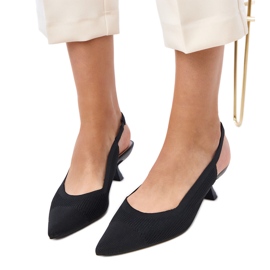 Pompes en matière noire avec cassie à talon bas