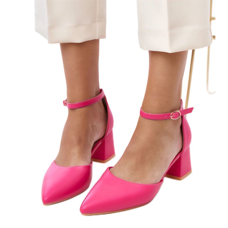 Pompes roses sur le poteau fixé sur le cube Keris Pompes roses sur le poteau fixé sur le cube Keris