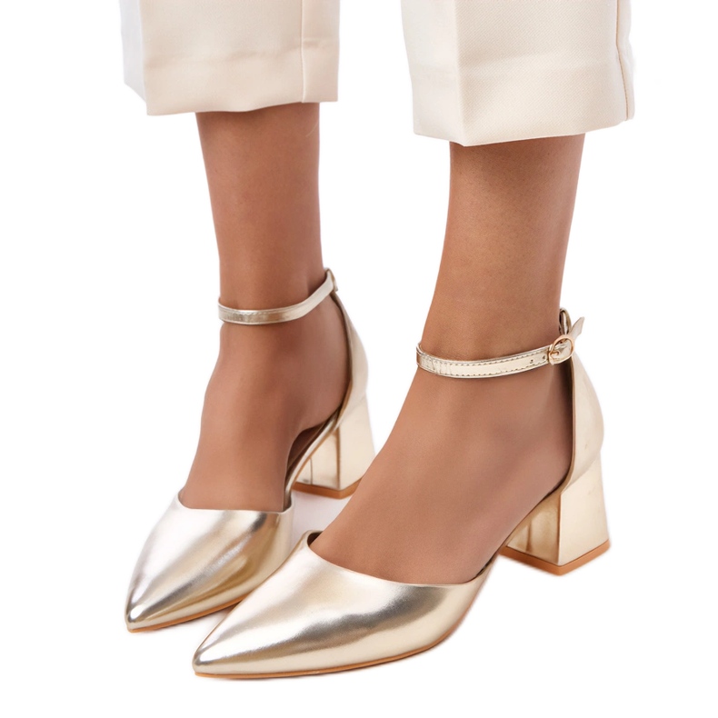 Pompes dorées sur le poteau fixé sur les cubes de keris d'or Pompes dorées sur le poteau fixé sur les cubes de keris d'or