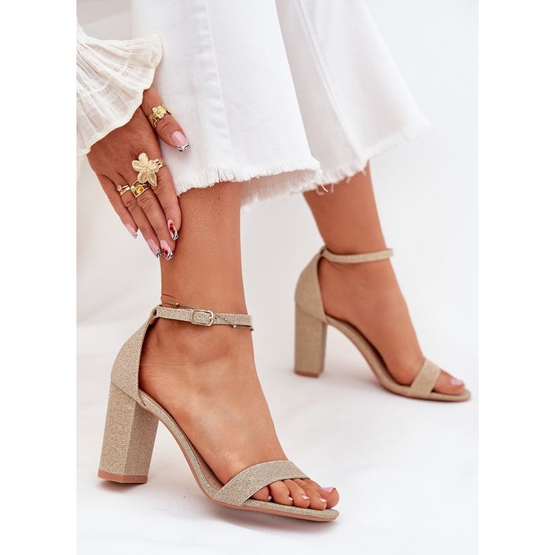 Boto Sandales féminines brillantes sur le Golden Kavina Post d'or