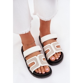 Boto Les tongs pour femmes sur la plate-forme avec Velcro Kovira blanche Boto Les tongs pour femmes sur la plate-forme avec Velcro Kovira blanche