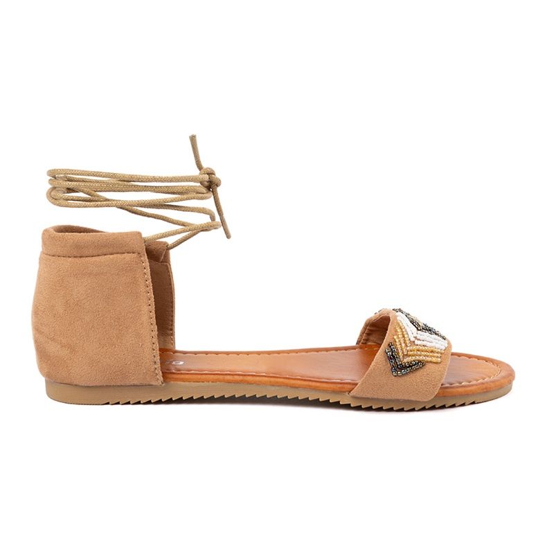 Shelvt Roumains bruns avec des perles colorées