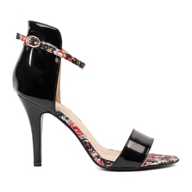 Shelvt Sandales noires sur un talon haut avec des inserts cavats