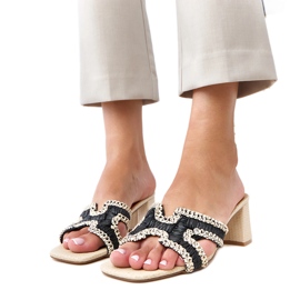 Les tongs du crochet noir sur le post Samita