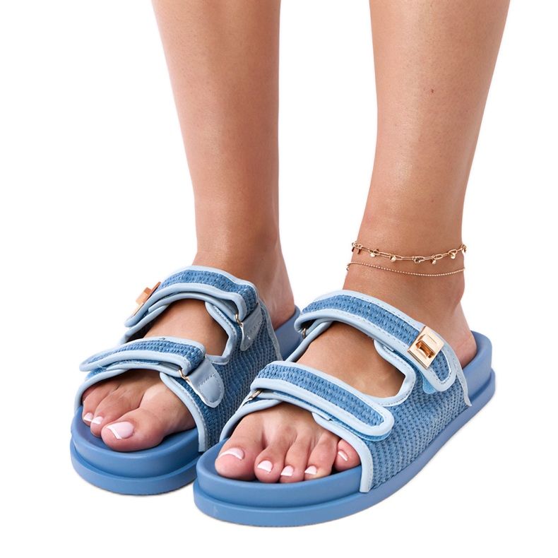 Les tongs au crochet bleu avec des bandes Kliris réglables Les tongs au crochet bleu avec des bandes Kliris réglables