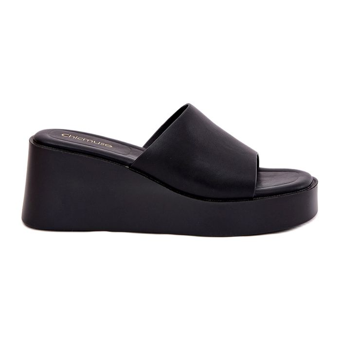 Les tongs pour femmes sur le coin anchoïque noir le noir