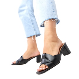 Les tongs classiques noirs sur le Risana Eco -Peather Post