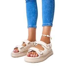Sandales beiges avec ceintures de barbe réglables
