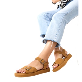 Sandales brunes avec une boucle sur la ceinture Mirkas