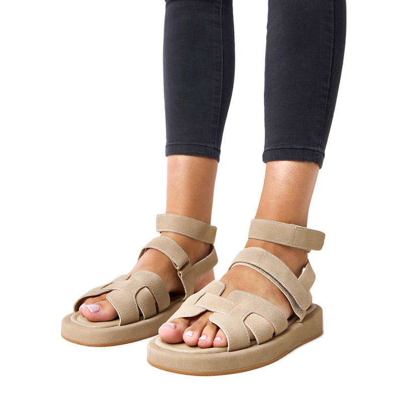 Sandales beige sombres fixées avec les cubes de Maimuna vert