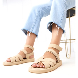 Sandales beiges fixées avec les cubes de Maimuna