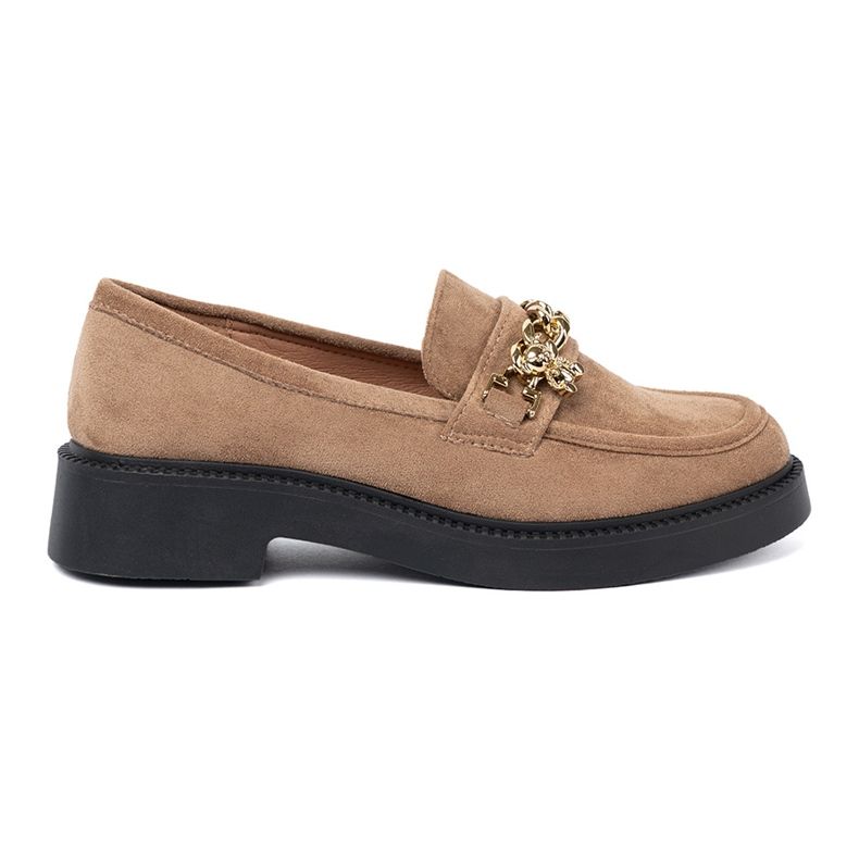Shelvt Mocassins beige avec une chaîne en or.