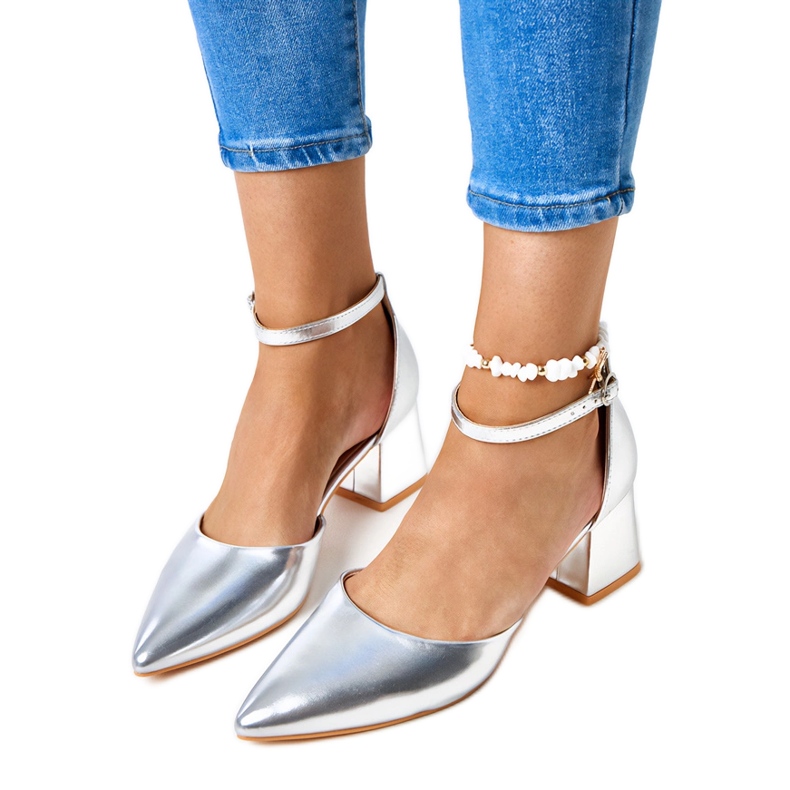 Pompes en argent sur le poteau fixé avec des cubes de keris Pompes en argent sur le poteau fixé avec des cubes de keris