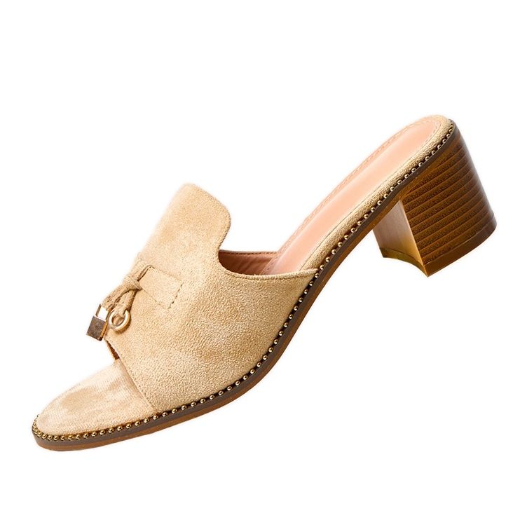 Flip beige -flops sur l'ornement de bouleau Flip beige -flops sur l'ornement de bouleau