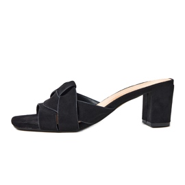 Les tongs classiques noirs sur le post Risana Ekozamszu le noir