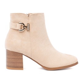 Shelvt Des bottes élégantes en beige légère Shelvt Des bottes élégantes en beige légère