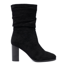 Shelvt Bottes noires sur le poteau avec une tige froissée