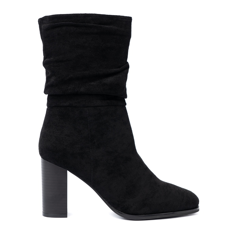 Shelvt Bottes noires sur le poteau avec une tige froissée le noir