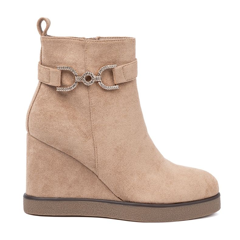 Shelvt Bottes beiges sur un coin avec une boucle décorative