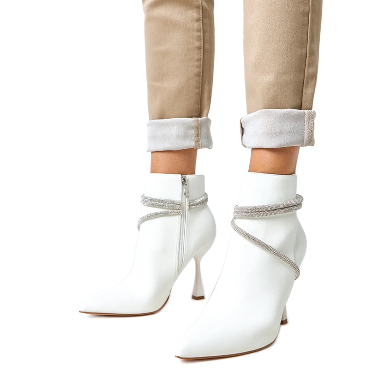 Bottes blanches sur un talon haut décoré de zircons Fantaro