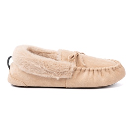 Shelvt Des pantoufles beiges chaudes telles que des mocassins avec un arc