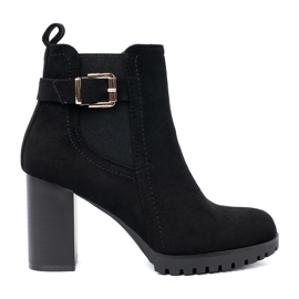 Shelvt Bottes noires sur le poteau avec une pince décorative