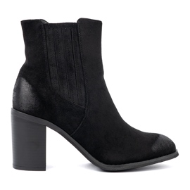 Shelvt Bottes en daim noir sur un pilier élevé isolé le noir