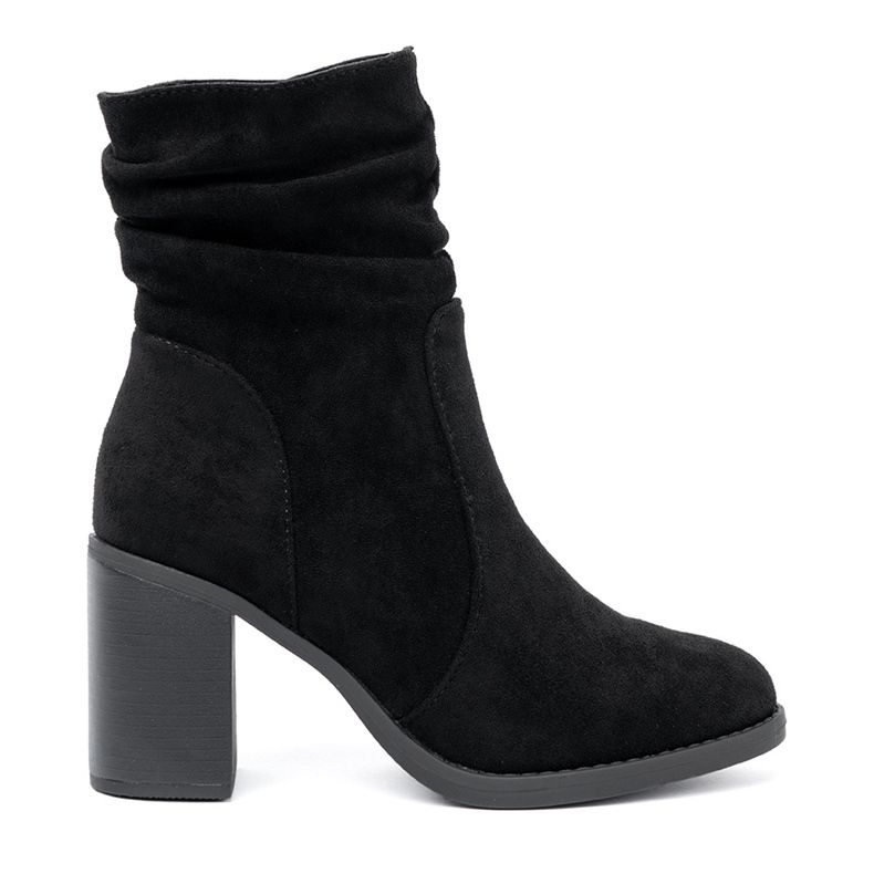 Shelvt Bottes noires élégantes sur un pilier avec une tige froissée le noir