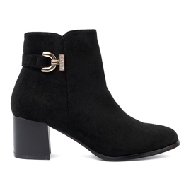 Shelvt Des bottes noires élégantes avec une décoration élégante
