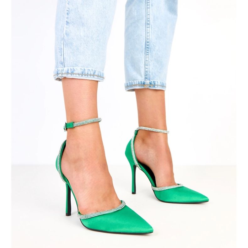Pompes en satin vert avec des zircons fixés avec la cheville zizia