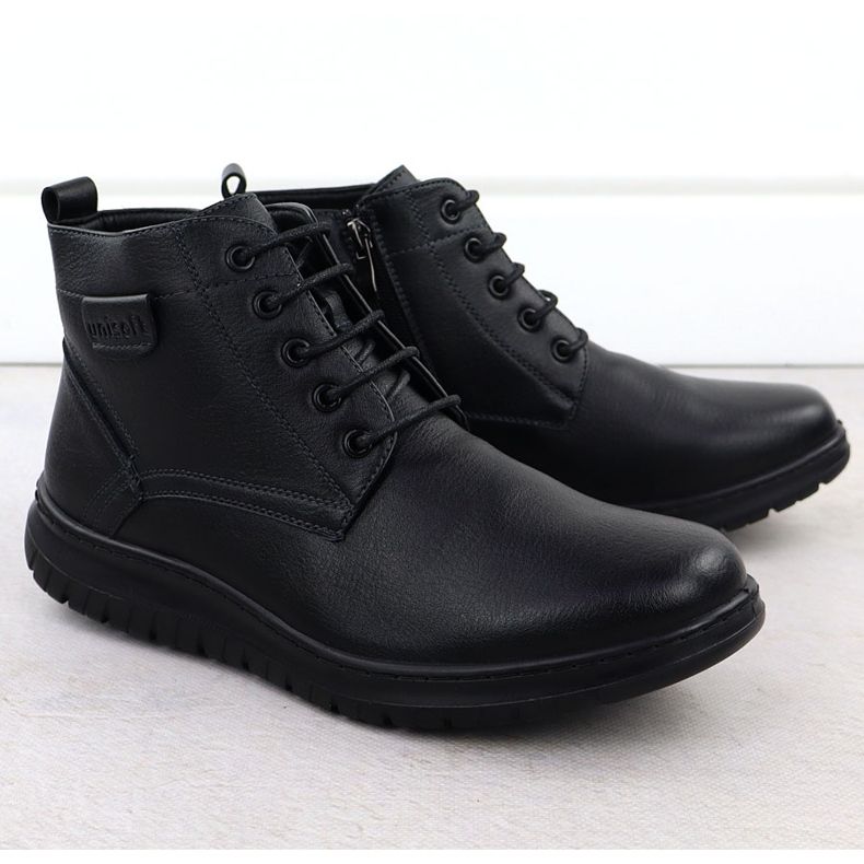 Bottes masculines isolées noir unisoft 24mn16-7515