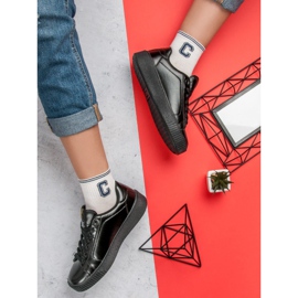 Kylie Baskets sur la plate-forme le noir