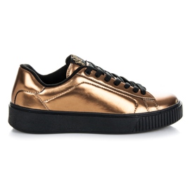 Kylie Baskets sur la plate-forme jaune
