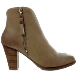 C51A bottines à talon droit beiges
